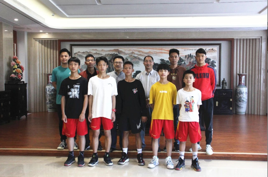 高村中學陳錫榮校長，籃球少年張家城同學一行蒞臨衍生健康醫(yī)藥產(chǎn)業(yè)園參觀交