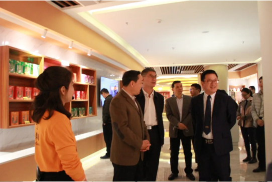 全國政協(xié)委員、南方國際友好聯(lián)絡(luò)會(huì)會(huì)長黃先耀一行蒞臨衍生健康醫(yī)藥產(chǎn)業(yè)園參