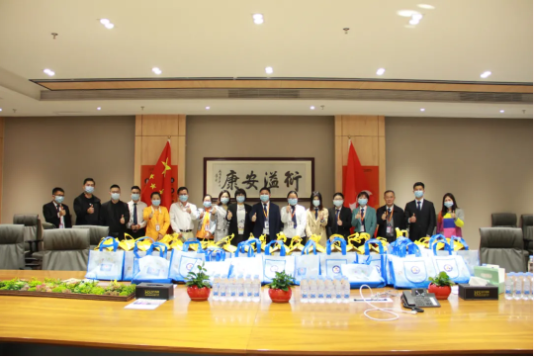 #萬(wàn)吉送萬(wàn)家# 市，區(qū)人社局蒞臨衍生健康醫(yī)藥產(chǎn)業(yè)園慰問(wèn)異地務(wù)工人員