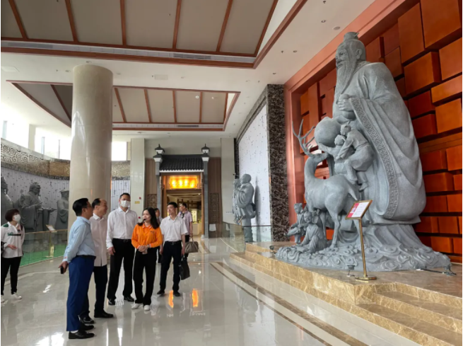 #園區(qū)動態(tài)# 徐州市鼓樓區(qū)黨工委書記盧傳雪蒞臨衍生健康醫(yī)藥產(chǎn)業(yè)園參觀調研