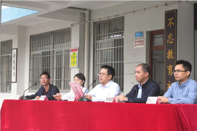 情系師生健康，愛心守護未來丨衍生健康醫(yī)藥向高村中學捐贈價值28萬元的“元旦禮品”