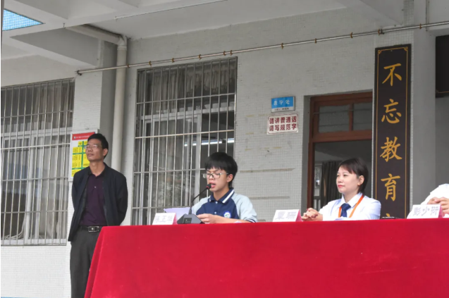 情系師生健康，愛心守護未來丨衍生健康醫(yī)藥向高村中學捐贈價值28萬元的“元旦禮品”