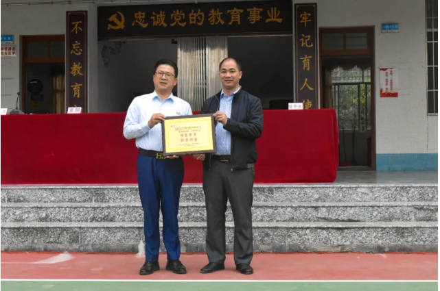 情系師生健康，愛心守護未來丨衍生健康醫(yī)藥向高村中學捐贈價值28萬元的“元旦禮品”